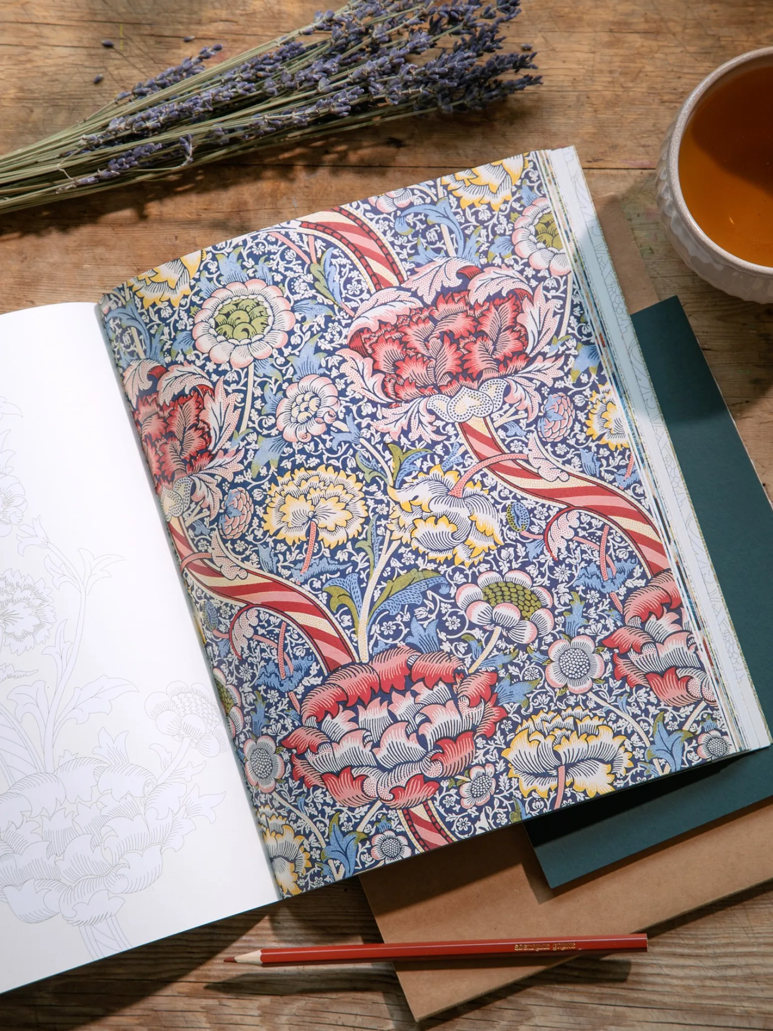 Søstrene Grene Schweiz Coffee Table Books<William Morris - An Arts & Crafts Colouring Book
